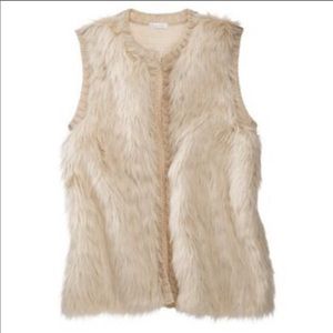 ✨5/$25✨ Exhilaration Cream Faux Fur Vest. Size M